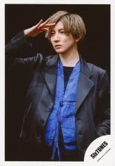 【中古】生写真(ジャニーズ) SixTONES/京本大我/上半身・衣装黒.青・右手上げ・左手下・背景黒/シングル「NAVIGATOR」MV＆ジャケ写オフショット/公式生写真