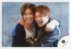 【中古】生写真(ジャニーズ) King ＆ Prince/岸優太・神宮寺勇太/横型・バストアップ・衣装黒・紺・白・肩組み・笑顔・岸口開け・左向き・背景グレー/「DREAM BOYS」グッズオフショット/公式生写真