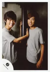 【中古】生写真(ジャニーズ) 関西ジャニーズJr./吉岡廉・大谷怜爾/膝上・衣装グレー・向かい合わせ・柱/公式生写真