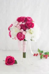 【ウェディングブーケ】白ピンクのバラの苺ショートケーキ風ふわふわラウンドブーケ