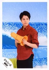 【中古】生写真(ジャニーズ) ジャニーズWEST/重岡大毅/膝上・衣装赤・両手拡声器・体左向き・目線右/17初春 パンフ＆グッズ撮影/公式生写真