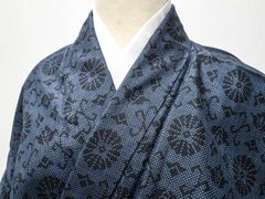 【一輝堂】リサイクル着物 大島紬 7マルキ 花文 しつけ付 正絹 身丈約156cm 裄丈約68cm 25z07-3835
