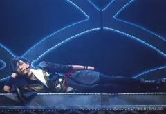 【中古】生写真(男性) 仲田博喜(明石国行)/ライブフォト・横型・全身・2部衣裳・寝そべり・右肘つき・階段・キャラクターショット/「ミュージカル『刀剣乱舞』 ～葵咲本紀～」ローソンプリント限定ブロマイド