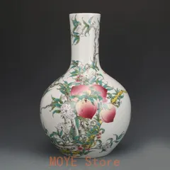 中国　大清乾隆年製　青磁釉　粉彩　鳥桃文　天球瓶　飾壷　V　5939C 粉彩蟠桃纹天球瓶- 故宫博物院