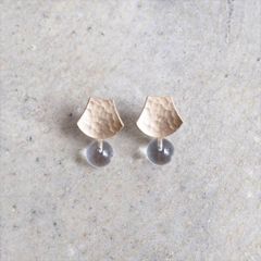 Ouca（ウーサ）ピアス／ヴィンテージテイストを纏うピアス/水晶&メタルピアス