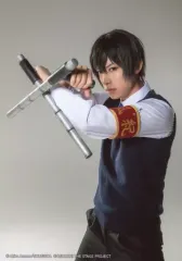 【中古】生写真(男性) 岸本勇太(雲雀恭弥)/上半身・背景グレー・キャラクターショット/「『家庭教師ヒットマンREBORN!』the STAGE -vs VARIA partI-」ブロマイド(個人セット)