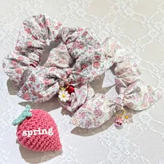 【リバティいちごシュシュ首輪】猫首輪　ペット首輪　シュシュ首輪　リバティ　いちご　いちご柄　シュシュ　うさ耳シュシュ　春　新作　くすみ　ピンク　レッド　プレゼント　ギフト　猫ちゃんシュシュ　猫　首輪猫　鈴　鈴付き