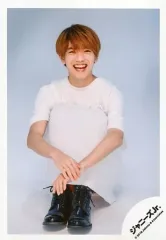 【中古】生写真(ジャニーズ) なにわ男子/高橋恭平/全身・衣装白・Tシャツ・床座り・膝抱え・笑顔・背景白/「関西ジャニーズJr. LIVE 2019 Happy 2year!! ～今年も関ジュとChu Year!!～」オフショット/公式生写真
