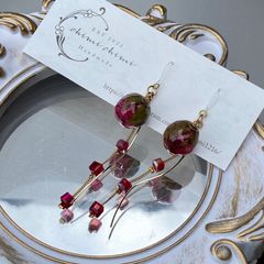 薔薇の蕾ピアス/揺れるピアス/ビーズ/樹脂フック