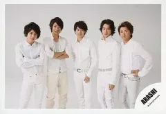 【中古】生写真(ジャニーズ) 嵐/5人/横型・衣装白・二宮相葉腕組・松本大野肩組み/公式生写真