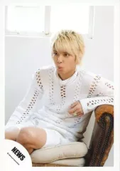 【中古】生写真(ジャニーズ) NEWS/手越祐也/膝上・衣装白・座り・左向き・唇尖らせ・左手背もたれ/NEWS LIVE TOUR 2012～美しい恋にするよ～パンフレット＆グッズ撮影オフショット/公式生写真