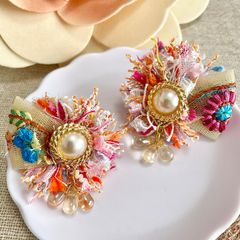 刺繍リボンとヴィンテージボタンのイヤリング ピンク ハンドメイド