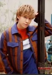 【中古】生写真(ジャニーズ) Kis-My-Ft2/千賀健永/上半身・衣装青.茶色・左手柱・右手下/「Kis-My-Ft2 LIVE TOUR 2018 YOU＆ME Extra Yummy!!」オリジナルフォト