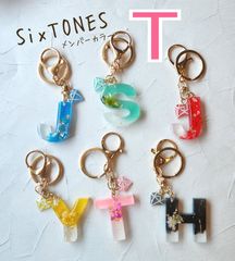 SixTONES】メンバーカラーイニシャルチャーム ピンクT - メルカリ