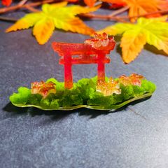 金魚が泳ぐ波紋の池 緑紅葉 オブジェ 雫型 レジンアート - メルカリ