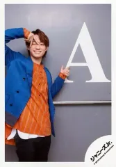 【中古】生写真(ジャニーズ) Aぇ! group/福本大晴/膝上・衣装青・オレンジ・黒・右手顔・指2本立て・右目閉じ・背景グレー・白・アルファベット/「僕らAぇ! groupって言いますねん 関西凱旋公演」グッズオフショット/公式生写真(大阪店舗限定)