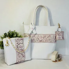 【裁縫ストア・ボヌール】インド刺繍リボン花柄　ピンク/パープル　合成皮革マドンナホワイト　トートバック　ポーチ/サコッシュ　ショルダーバッグ　ハンドバッグ　ハンドメイド　ショルダーストラップ付き　クッションチャーム　ゴージャス  / №500-517