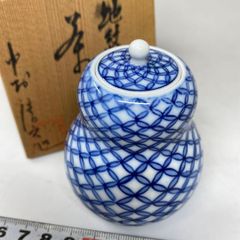 1978 有田焼　西浦琴峰作　白磁篭目焼　湯呑　2客　未使用 有田焼 琴峰作 白磁篭目焼 蓋付湯呑 2客セット 木箱付 - メルカリ