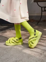 【未使用に近い】UGG DISCO CROSS Slide チェスナット アグ Amazon | UGG レディース ディスコ クロス スライド スリッパ