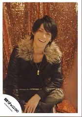 【中古】生写真(ジャニーズ) 関ジャニ∞/錦戸亮/衣装黒・ファー・あぐら・笑顔・銅色カーテン/公式生写真