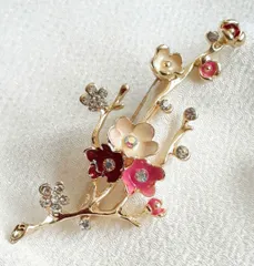 桜をイメージした春らしいおしゃれなブローチ