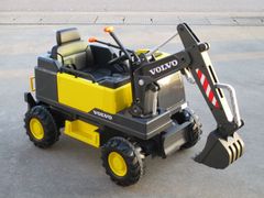 【サンプル アウトレット】乗用玩具 VOLVO ショベルカー＜イエロー＞