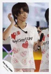 【中古】生写真(ジャニーズ) Hey! Say! JUMP/知念侑李/ライブフォト・上半身・衣装白・ハート柄・右手曲げ・左手マイク/公式生写真