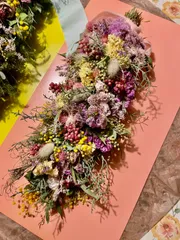 再販 ミモザ可愛く！しあわせの黄いろミモザといろんなお花と葉っぱを紡いだ縦長スワッグ ハンドメイド ドライフラワー