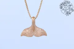 ペンダントトップ　ホエールテール　クジラの尾　ピンクゴールド　サージカルステンレス　アレルギー対応　金属アレルギー　ハワイアンジュエリー　ハワジュ　アクセサリー　ネックレス　チェーン別売り　スクロール模様　高級感　レディース　メンズ　お揃い　5,000円