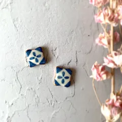 大きめ 存在感◎ タイルのような 絵付 陶器 金継ぎ ピアス イヤリング ノンホールピアス ブルー 青 ホワイト 白 やきもの ゴールド 金 ギフト プレゼント 贈り物 母の日 誕生日