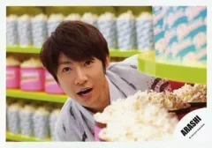 【中古】生写真(ジャニーズ) 嵐/相葉雅紀/横型・顔アップ・衣装グレー・ポップコーン/公式生写真