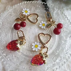 ◆misshop◆アクセサリーチャーム いちご🍓＆さくらんぼ🍒xデイジー🌼&うさぎ🐰ハート型＆ノーマルクリップ型ホルダー 韓国スマホホルダー 韓国 バインダー貯金 SNS 人気 バインダーチャーム いちご🍓xうさぎ🐰 いちご🍓xデイジー🌼可愛い