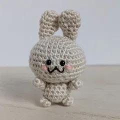 あみぐるみ　うさぎさん　ベージュ　べにほっぺ　キーホルダー　ハンドメイド