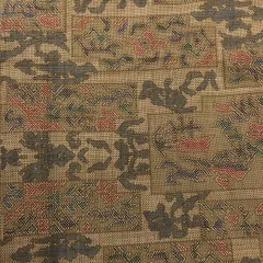 ［きものキレイ］ 大島紬（袷）薄茶色　幾何学文様　身丈158cm　裄丈66.5cm　絹　リユース　　T013