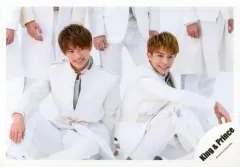 【中古】生写真(ジャニーズ) King ＆ Prince/平野紫耀・岸優太/横型・膝上・座り・衣装白・膝立てる・岸体右向き/シングル「Memorial」MV＆ジャケ写撮影オフショット/公式生写真