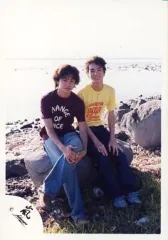 【中古】生写真(ジャニーズ) 嵐/櫻井翔・松本潤/全身・座り・櫻井衣装赤・足組み・松本衣装黄色・背景海・岩場/公式生写真