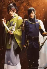 【中古】生写真(男性) 荒木宏文(にっかり青江)・崎山つばさ(石切丸)/キャラクターショット/ツーショットブロマイドB/「ミュージカル『刀剣乱舞』 ～三百年の子守唄～」ブロマイド