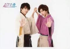 【中古】生写真(男性) 超特急/タカシ(松尾太陽)・リョウガ(船津稜雅)/横型・膝上・衣装白・紫・和服・袴・手繋ぎ・片手パー・背景白/「BULLET TRAIN Arena Tour 2018 GOLDEN EPOCH」生写真 第60弾