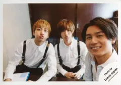 【中古】生写真(ジャニーズ) Travis Japan/中村海人・七五三掛龍也・松田元太/横型・上半身・衣装白・黒・座り・中村七五三掛口すぼめ・松田笑顔/「Ｊohnnys’ ISLAND セルフィー」/公式生写真(アイランドストア限定)