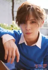 【中古】生写真(ジャニーズ) Hey! Say! JUMP/山田涼介/上半身・衣装青・右手上げ・背景野外/Hey! Say! JUMP 全国へJUMPツアー2013