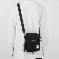 バッジ付 紐 デザイン ブラック ショルダーバッグ メンズ レディース ユニセックス 韓国ファッション カジュアル 黒 斜め掛け 軽量 多機能 小さめ バッグ 旅行 通学 通勤 かっこいい おしゃれ シンプル 大容量 ストリート系 人気