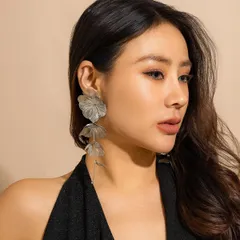 大ぶりフラワーピアス  お花 ブライダルアクセサリー 結婚式 ドレス 派手 目立つ ボリューム ワンピース  ボレロ ショール バッグ  個性的 ウェディング ティアラ 舞台衣装 ステージ　シルバー　E10