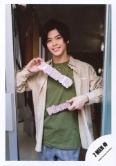 【中古】生写真(ジャニーズ) 7 MEN 侍/菅田琳寧/膝上・衣装ベージュ.緑・左手ネームプレート持ち・顔傾げ/Johnnys’ ISLAND STORE グッズオフショット’20夏/公式生写真