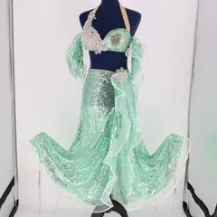 【ベリーダンス用 オリエンタル衣装】ライトグリーン スパンコールラメ 豪華 緑 シルバー フリル 光沢 花柄 華やか 綺麗 豪華 綺麗 きれいめ かわいい レディース ダンス ダンスウェア キラキラ ふんわり おしゃれ レース スリット トップス スカート