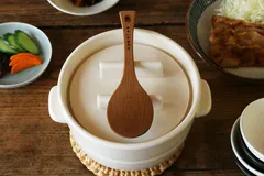 【白】かもしか道具店 ごはんの鍋 2合＋ごはんのしゃもじ(ご飯鍋 しゃもじ セット 炊飯鍋 ごはん鍋 ご飯用しゃもじ 土鍋 おしゃれ 2合 土鍋ごはん ガス お米 ごはん ほかほかごはん 白 黒 食卓 電子レンジ 一人暮らし 使いやすい 白米 木 耐熱陶器)のサムネイル