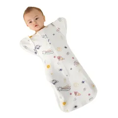 【在庫セール】赤ちゃんの睡眠袋、新生児の自己緩徐襁褓、睡眠改善、体に密着、新生児プレゼント【助産師が推薦 新生児 100%天然コットン】スワドルアップ 奇跡のおくるみ おくるみ 赤ちゃん 夜泣き対策 スワドル ベビー用品（Mサイズ、ウチュウ）