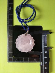 天然石 紅水晶(ローズクォーツ)の 薔薇(ばら)のネックレスです。チェーンはラピスラズリ！