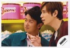 【中古】生写真(ジャニーズ) 嵐/大野智・松本潤/横型・バストアップ・大野衣装緑・松本衣装赤茶.右手指差し・ポップコーン・「ARASHI LIVE TOUR Popcorn」/公式生写真