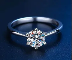 必見！超お値打ち品　ダイヤモンドの2.4倍の煌めき輝き！何と【３ｃｔ！】モアサナイトリング（Tp950プラットフォーム）VVS1/Dカラー