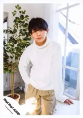 【中古】生写真(ジャニーズ) Hey! Say! JUMP/山田涼介/膝上・衣装白・右手ポケット・左手テーブルの上・カメラ目線・室内/16-17冬 コンサートグッズ撮影/公式生写真